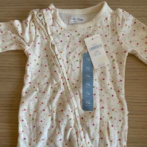 GAP infant girl fitted onesie, new with tags.